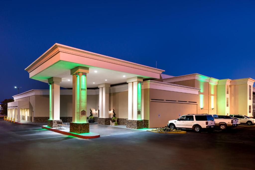 Holiday Inn Hotel & Suites Oklahoma City North an IHG Hotel Main image 1